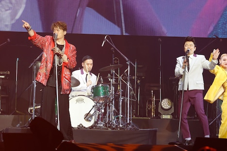 香取慎吾と在日ファンクのコラボの様子。