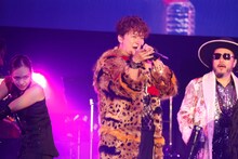 香取慎吾とSOIL&"PIMP"SESSIONSのコラボの様子。