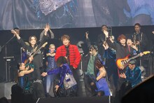 香取慎吾とChevonのコラボの様子。