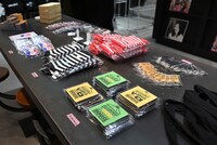 靴下やキーホルダーなどのアイテムも。