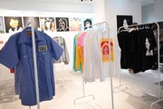 「55th HOSONO HARUOMI POP-UP SHOP」で購入できるアパレルグッズ。