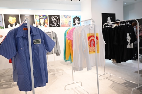 「55th HOSONO HARUOMI POP-UP SHOP」で購入できるアパレルグッズ。