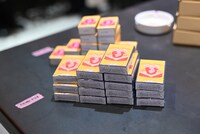 「55th HOSONO HARUOMI POP-UP SHOP」で販売されるグッズ。