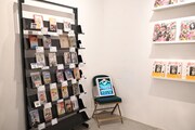 「55th HOSONO HARUOMI POP-UP SHOP」の一角に設けられた「HOSONO VIDEO HOUSE」コーナー。