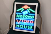 「HOSONO VIDEO HOUSE」ネオンサイン
