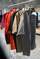 「55th HOSONO HARUOMI POP-UP SHOP」で購入できるアパレルグッズ。