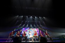 倉木麻衣とバックダンサー。