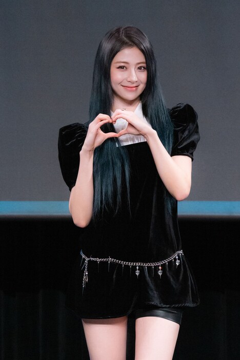 HUH YUNJIN (P)&(C) SOURCE MUSIC