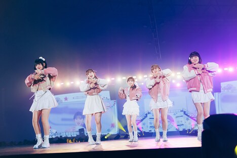 「AtoZ」のパフォーマンスの様子。(c)LAPONE GIRLS