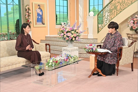 「徹子の部屋」より菊池桃子、黒柳徹子。(c)テレビ朝日