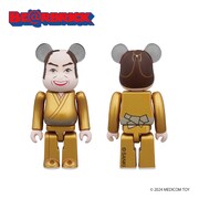 「煌めこうセニョリータ ビバ!マツケン POP-UP SHOP & CAFE in Tree Village」で販売される「BE@RBRICK KEN MATSUDAIRA マツケンサンバ 100%」。