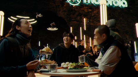 テレビCM「穴場のカフェ」編より。