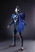 新たに勇者の証「ニュージェネレーションウルトラマンケープ」を身にまとうウルトラマンゼット。(c)円谷プロ