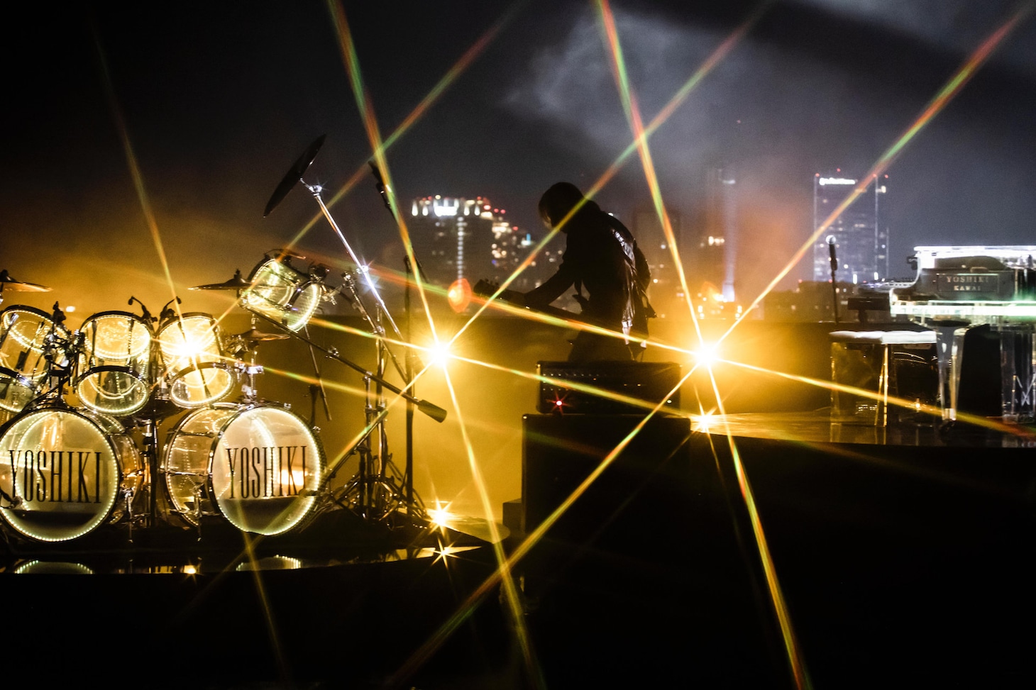 映画「YOSHIKI: UNDER THE SKY」より。