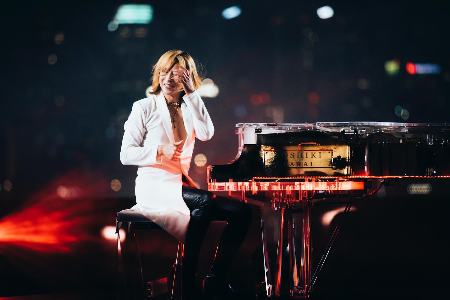 映画「YOSHIKI: UNDER THE SKY」より。