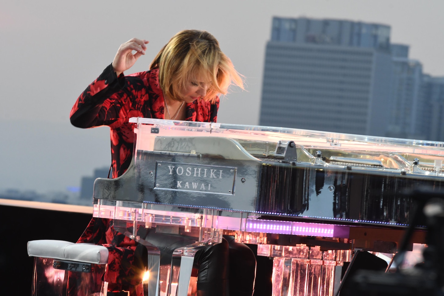 映画「YOSHIKI: UNDER THE SKY」より。