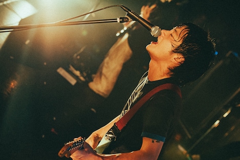 清水英介（Vo, G）（Photo by Kazma Kobayashi［Bearwear, UUWorks］）