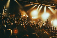 Age Factoryのライブの様子。（Photo by Kazma Kobayashi［Bearwear, UUWorks］）