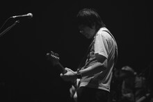 真鍋吉明（G / the pillows）（撮影：今井駿介）