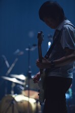 真鍋吉明（G / the pillows）（撮影：今井駿介）