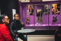 I.N.A.、松本裕士氏。後方に見えるのはhideのギター。