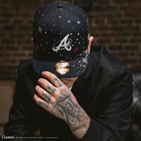 「Jewel Cap」を着用したYZERR。