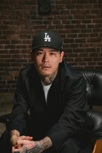 「Jewel Cap」を着用したYZERR。