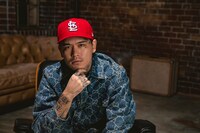 「Jewel Cap」を着用したYZERR。