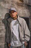 「Jewel Cap」を着用したYZERR。