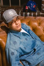 「Jewel Cap」を着用したYZERR。