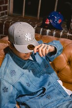 「Jewel Cap」を着用したYZERR。