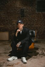 「Jewel Cap」を着用したYZERR。