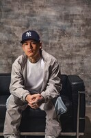 「Jewel Cap」を着用したYZERR。