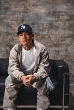 「Jewel Cap」を着用したYZERR。