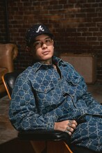 「Jewel Cap」を着用したYZERR。