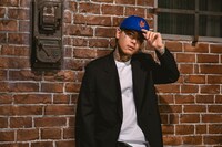 「Jewel Cap」を着用したYZERR。