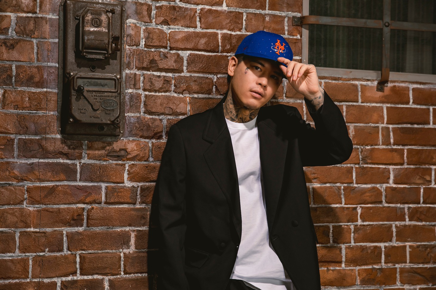 「Jewel Cap」を着用したYZERR。