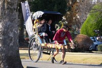 人力車に乗る永瀬廉（King ＆ Prince）と本田翼。(c)フジテレビ