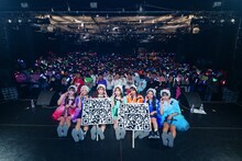 東京・LIQUIDROOMでフロアをバックに記念撮影するCANDY TUNE。