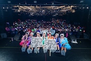 東京・LIQUIDROOMでフロアをバックに記念撮影するCANDY TUNE。