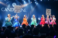 ツアー特設サイトのQRコードがデザインされたプラカードを持つCANDY TUNE。