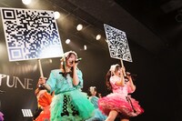 ツアー特設サイトのQRコードがデザインされたプラカードを持つCANDY TUNE。