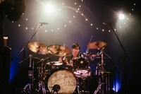 山岸りょう（Dr）（撮影：オバタチヒロ）