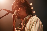 吉田崇展（G, Vo）（撮影：オバタチヒロ）