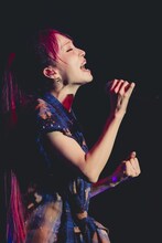 2024年11月30日に国立代々木競技場第一体育館で行われた「LiSA LiVE is Smile Always～COCKTAiL PARTY～」SWEET編の様子。（撮影：平野タカシ）