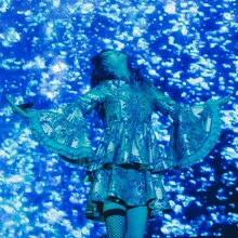 オリエンタルな衣装に身を包み登場したLiSA。（撮影：平野タカシ）