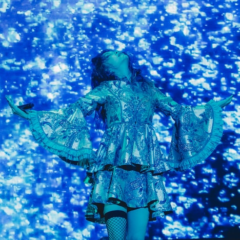 オリエンタルな衣装に身を包み登場したLiSA。(撮影:平野タカシ)