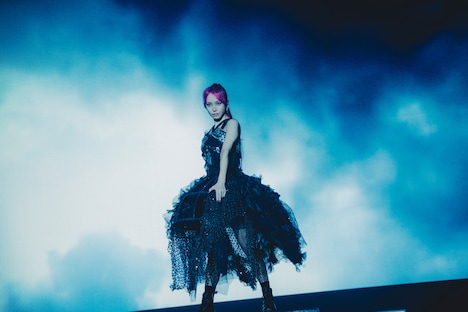 ライブ後半では漆黒のドレスを身にまとい観客の前へ。(撮影:平野タカシ)