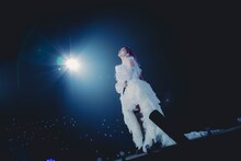 アンコールでは純白の衣装で絶唱を聴かせたLiSA。（撮影：平野タカシ）