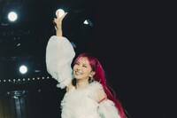 2024年11月30日に国立代々木競技場第一体育館で行われた「LiSA LiVE is Smile Always～COCKTAiL PARTY～」SWEET編の様子。（撮影：平野タカシ）